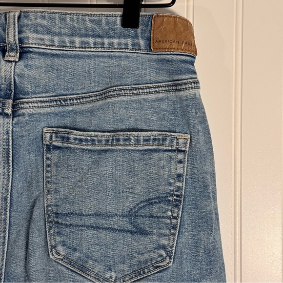 American Eagle Strigid Mom Jeans Distressed High-Waisted Women’s Size 8 Short - Picture 10 of 15